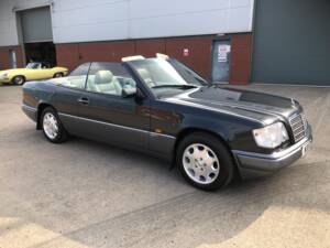 Image 1/7 of Mercedes-Benz E 320 (1995)