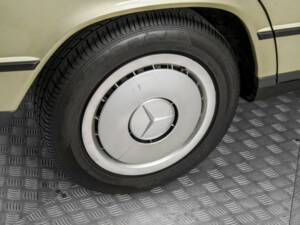 Image 31/50 de Mercedes-Benz 190 E (1986)