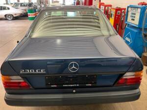 Bild 15/18 von Mercedes-Benz 230 CE (1990)