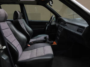Image 34/83 of Mercedes-Benz 190 E 2.3-16 (1984)