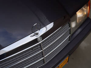 Image 58/83 of Mercedes-Benz 190 E 2.3-16 (1984)