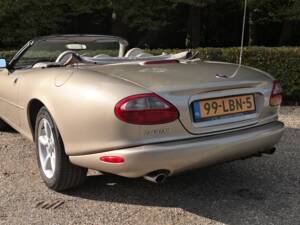 Image 7/36 of Jaguar XK8 4.0 (1998)