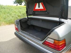 Image 33/50 de Mercedes-Benz 320 CE (1994)