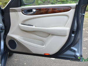 Image 21/50 of Jaguar XJ 8 3.5 (2003)