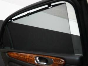 Image 17/50 of Jaguar XJ 8 4.2 (2007)