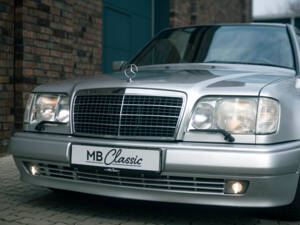 Immagine 10/20 di Mercedes-Benz E 60 AMG (1993)