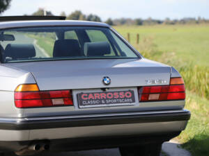 Image 21/41 of BMW 735i (1987)