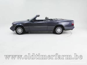 Image 8/15 de Mercedes-Benz E 220 (1995)