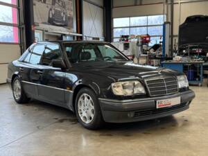 Image 5/14 of Mercedes-Benz E 500 (1994)