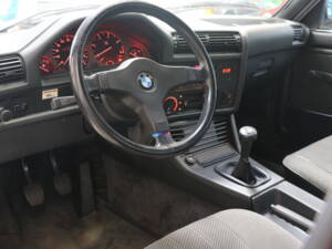 Image 11/26 of BMW 325e (1987)