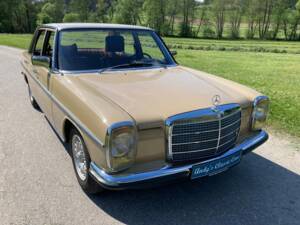 Image 4/49 de Mercedes-Benz 230&#x2F;4 (1974)