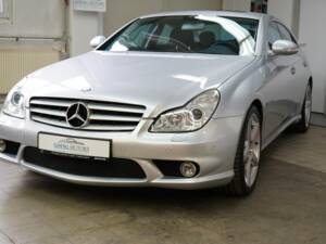 Immagine 7/34 di Mercedes-Benz CLS 55 AMG (2005)