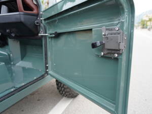 Bild 21/37 von Land Rover 90 (1987)