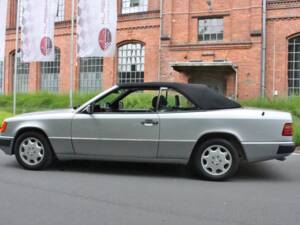 Immagine 3/19 di Mercedes-Benz 300 CE-24 (1992)