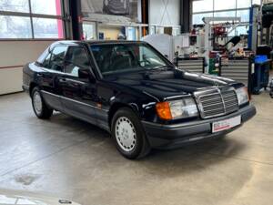 Bild 4/46 von Mercedes-Benz 230 E (1988)