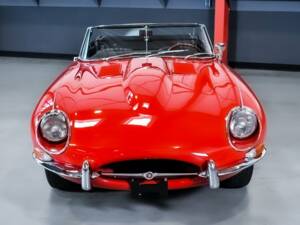 Image 2/7 de Jaguar E-Type (1968)