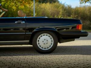 Image 22/33 of Mercedes-Benz 560 SL (1989)