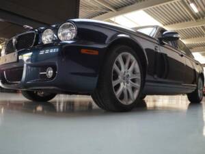 Immagine 43/50 di Jaguar XJ 8 4.2 (2008)