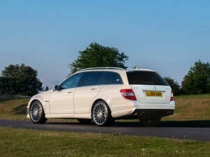 Immagine 32/50 di Mercedes-Benz C 63 AMG T (2009)