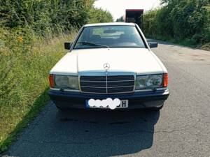 Image 2/16 of Mercedes-Benz 190 E (1984)