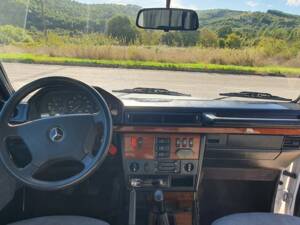 Image 18/28 de Mercedes-Benz 230 GE (SWB) (1993)