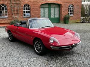 Image 2/15 de Alfa Romeo 1750 Spider (1973)