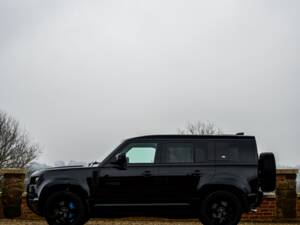 Image 13/50 of Land Rover Defender 110 V8 &quot;Bond Edition&quot; (2021)