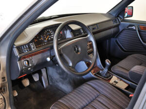 Image 12/25 of Mercedes-Benz 200 E (1992)