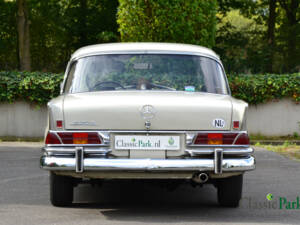 Image 4/50 of Mercedes-Benz 200 (1965)