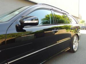 Image 25/98 of Mercedes-Benz E 63 AMG T (2008)