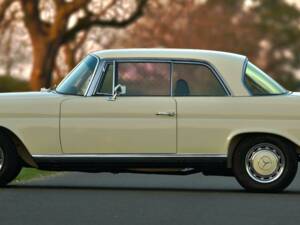 Image 8/50 of Mercedes-Benz 280 SE 3,5 (1971)