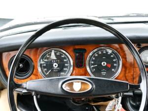 Image 23/30 of Jaguar XJ 6 4.2 (1970)