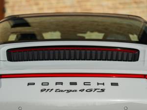 Imagen 22/50 de Porsche 911 Targa 4 GTS (2018)