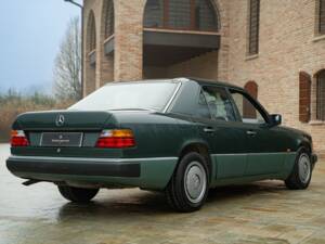 Bild 6/50 von Mercedes-Benz 200 D (1990)