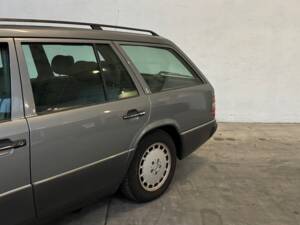 Imagen 19/81 de Mercedes-Benz 250 TD (1992)