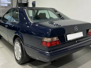 Image 3/23 of Mercedes-Benz 300 CE (1990)