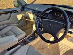 Imagen 2/5 de Mercedes-Benz E 320 T (1993)