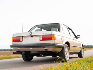 Image 13/80 de BMW 320i (1983)