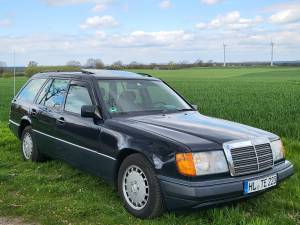 Image 1/47 of Mercedes-Benz 220 TE (1993)