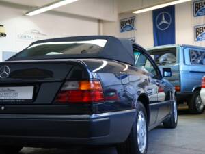 Image 18/42 de Mercedes-Benz 300 CE-24 (1993)