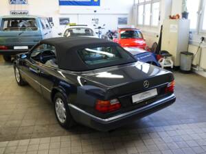 Image 10/42 de Mercedes-Benz 300 CE-24 (1993)