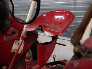 Image 3/27 of Farmall H (1945)