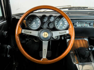 Image 9/50 of Alfa Romeo 2000 GT Veloce (1975)