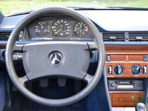 Imagen 33/50 de Mercedes-Benz 200 E (1991)