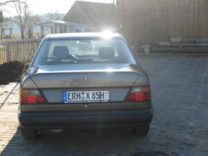 Image 26/92 de Mercedes-Benz 200 D (1989)