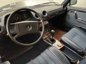 Imagen 2/4 de Mercedes-Benz 230 C (1978)