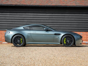 Afbeelding 2/62 van Aston Martin V12 Vantage AMR (2017)