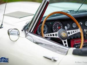 Image 26/45 of Jaguar Type E 4.2 (1966)