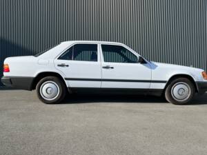 Image 2/6 of Mercedes-Benz 260 E 4-Matic (1987)