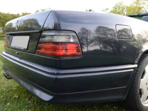 Image 16/22 of Mercedes-Benz 300 CE-24 (1993)